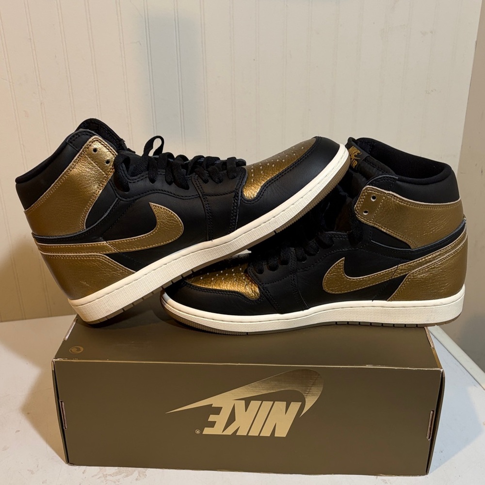 Jordan 1 high Athletic Shoes Black and Gold Accents - Picture 6 of 6